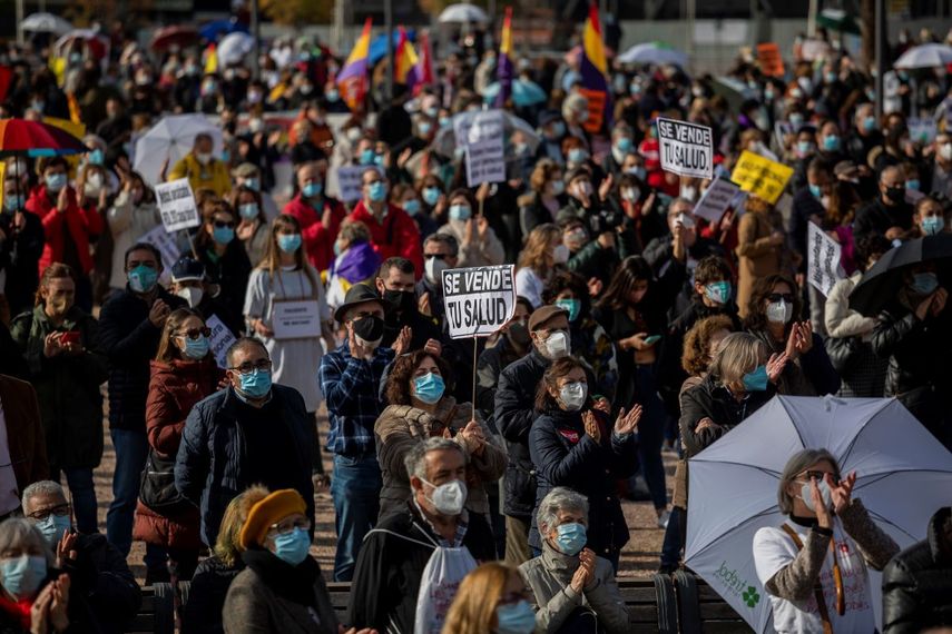 Manifestantes se reúnen el domingo 29 de noviembre de 2020 durante una protesta con el fin de exigir más recursos para el sistema de salud pública, en Madrid.&nbsp;