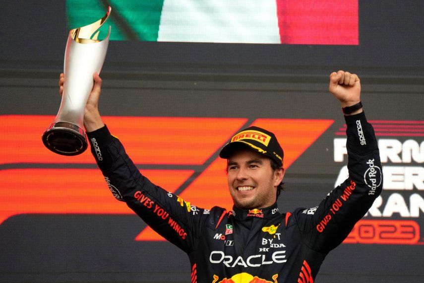Sergio Pérez de Red Bull celebra en el podio su victoria en el Gran Premio de Azerbaiyán, el domingo 30 de abril de 2023, en Bakú.