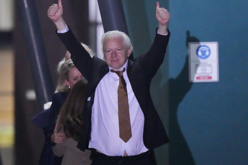 Julian Assange, fundador de WikiLeaks, hace un gesto con los brazos y los pulgares en alto tras aterrizar en la base de las Fuerzas Armadas Australianas en Fairbairn, Canberra, Australia, el 26 de junio de 2024.&nbsp;