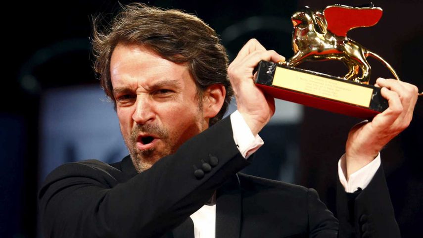 Lorenzo Vigas al recibir el galardón.