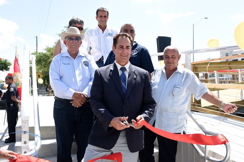 El alcalde de Sweetwater, José Díaz, inaugura el puertn en compañía de los comisionados de la ciudad (Giselle Santalucci)