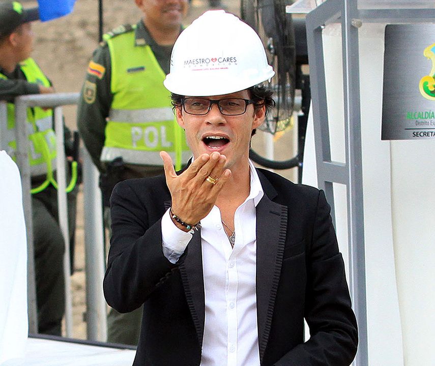 El artista de origen puertorriqueño saluda al público durante una visita al hogar en construcción el año pasado. (EFE)