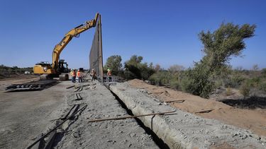 Fotograf&iacute;a de archivo del 10 de septiembre de 2019 de contratistas del gobierno construyendo una secci&oacute;n del muro fronterizo financiado por el Pent&aacute;gono junto al R&iacute;o Colorado en Yuma, Arizona.&nbsp;