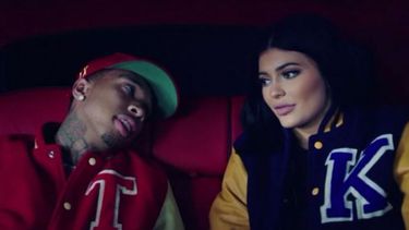 Kylie Jenner junto a Tyga en una de las escenas del video promocional. (YouTube)