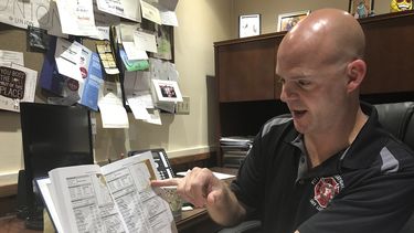 En Pittsburgh de Darrin Kelly, un líder sindical local que muestra cifras según las cuales muchos demócratas en el oeste de Pensilvania están votando por republicanos. Mientras en las costas de EEUU los demócratas favorecen propuestas liberales, en la región centro-occidental advierten a los candidatos que si no adoptan propuestas más centristas Trump podría volver a ganar.