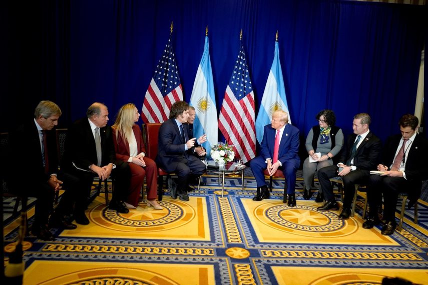 Javier Milei en una reunión informal con Donald Trump el 22FEB25 en Oxon Hill, Maryland, EEUU.&nbsp;