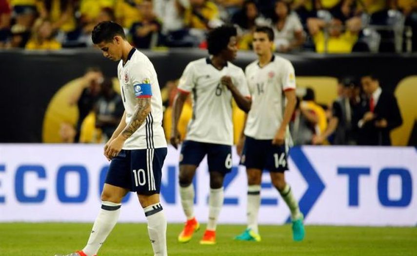 James (izquierda) se lamenta luego de recibir un gol de Costa Rica. (EFE)