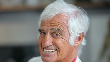 En esta foto de archivo tomada el 9 de septiembre de 2010, el actor francés Jean-Paul Belmondo sonríe en la recreación del estudio de su padre en el museo Paul Belmondo, en Boulogne-Billancourt, en las afueras de París.