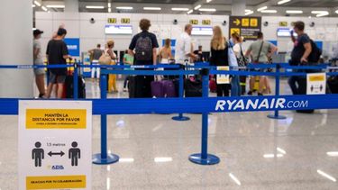 Turistas esperan registrarse para abordar su vuelo en el mostrador de Ryan Air en el aeropuerto de Palma de Mallorca el 27 de julio de 2020. &nbsp;