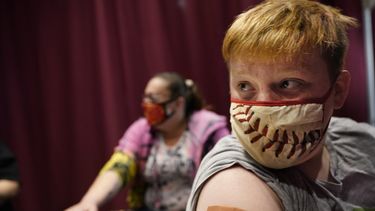 Jacob Conary, de 15 años, escucha recomendaciones de un asistente médico tras recibir su primera dosis de una vacuna contra el COVID-19 el miércoles 12 de mayo del 2021.