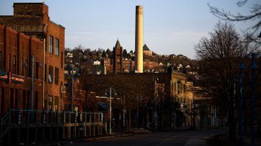 El sol sale sobre el centro de Duluth, Minnesota, el 13 de abril de 2023. En el extremo norte de los Estados Unidos, Duluth, con una población de 86.000 habitantes, es conocida por sus inviernos nevados y la brisa casi oceánica del inmenso Lago Superior.&nbsp;Hoy en día, se habla de la ciudad como un potencial futuro refugio climático.