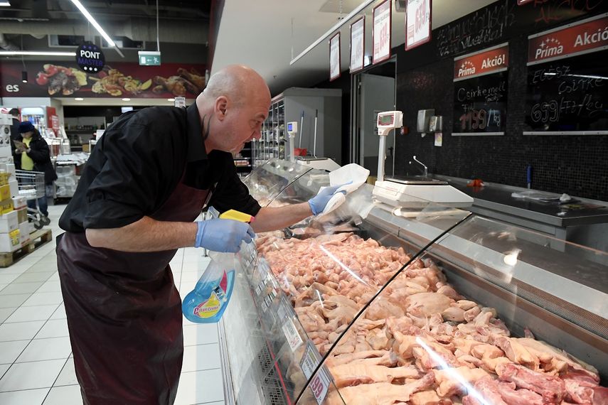 Un empleado desinfecta una vitrina en un estante de carnes en un supermercado en Budapest, Hungr&iacute;a, el mi&eacute;rcoles, 11 de marzo del 2020, ante la amenaza de propagaci&oacute;n del coronavirus por el mundo.