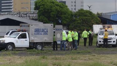 Personal de criminalística investiga el incidente en el que dos menores fallecieron al caer del tren de aterrizaje de un avión que despegaba del aeropuerto de Guayaquil, Ecuador.