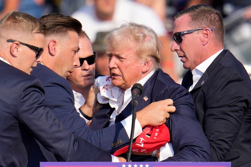 El candidato presidencial republicano y expresidente Donald Trump es ayudado a bajar del escenario en un evento de campaña en Butler, Pensilvania, el sábado 13 de julio de 2024.&nbsp;