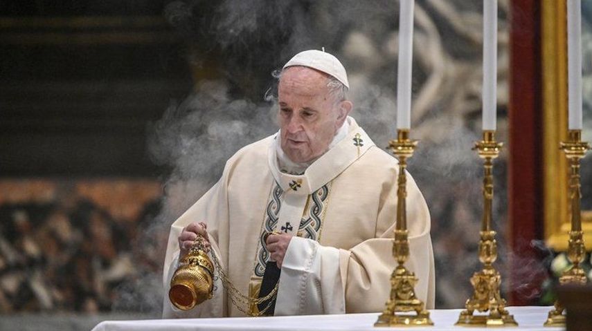 En esta imagen de archivo, tomada el 22 de noviembre de 2020, el papa Francisco pasa incienso sobre el altar durante una misa, en la Basílica de San Pedro, en el Vaticano.