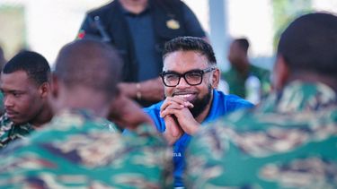 Presidente de Guyana, Irfaan Ali, durante una visita a las tropas de la Fuerza de Defensa en la aldea de Anna Regina, en el Esequibo, el 24 de mayo de 2025-