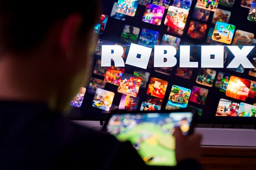 Un niño juega utiliza la plataforma de videojuegos Roblox.