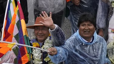 El presidente de Bolivia, Luis Arce, a la izquierda, camina con el exgobernante Evo Morales durante una marcha denominada Marcha por la Patria, en El Alto, Bolivia, el lunes 29 de noviembre de 2021.&nbsp;
