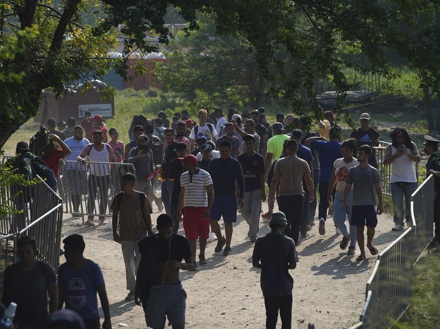 Migrantes, en su mayoría de Venezuela, llegan a un campamento donde las autoridades mexicanas emitirán permisos para que puedan continuar su camino hacia el norte, en San Pedro Tapanatepec, Oaxaca, México, el 5 de octubre de 2022. Mientras los migrantes, especialmente los venezolanos, enfrentan el nuevo desafío que supone la nueva política estadounidense para disuadir que crucen su frontera, la localidad de San Pedro Tapanatepec actúa como anfitrión inesperado de más de 10.000 migrantes acampados muy lejos de la frontera de Estados Unidos.&nbsp;