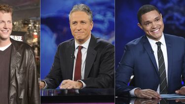 En esta combinación de fotos, de izquierda a derecha: Craig Kilborn, exconductor de The Daily Show, asiste al estreno de Old School en Los Angeles el 13 de febrero de 2003; Jon Stewart durante una grabación de The Daily Show with Jon Stewart en Nueva York el 30 de noviembre de 2011; y Trevor Noah durante una grabación de The Daily Show with Trevor Noah en Nueva York el 29 de septiembre de 2015.&nbsp;