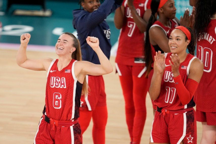 Las estadounidenses Sabrina Ionescu (6) reacciona tras la victoria ante Francia en la final del baloncesto femenino de los Juegos Olímpicos de París, el domingo 11 de agosto de 2024. 