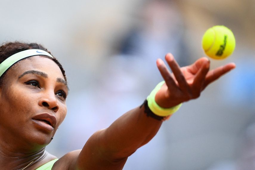 Serena Williams sirve ante Danielle Collins durante el partido de tenis de la tercera ronda del Roland Garros 2021 &nbsp;