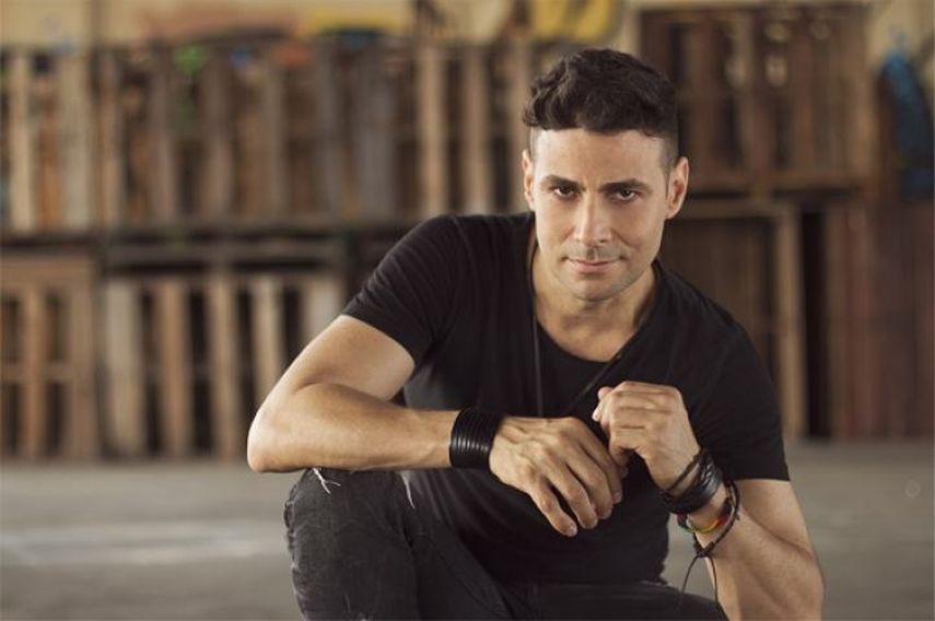 El cantante cubano Nassiry Lugo, líder de Moneda Dura, banda que se popularizó por temas como Luna llena y Callejero, entre otros. (CORTESÍA)