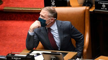 El líder de la minoría republicana en la Asamblea del estado de Nueva York, William A. Barclay, sigue los resultados de una votación presupuestaria, el miércoles 7 de abril de 2021. Los legisladores estatales de Nueva York crearon un fondo de 2.100 millones de dólares para ayudar a trabajadores que perdieron sus empleos o ingresos durante la pandemia de coronavirus, pero que fueron excluidos de otros programas gubernamentales de ayuda debido a su estatus migratorio.