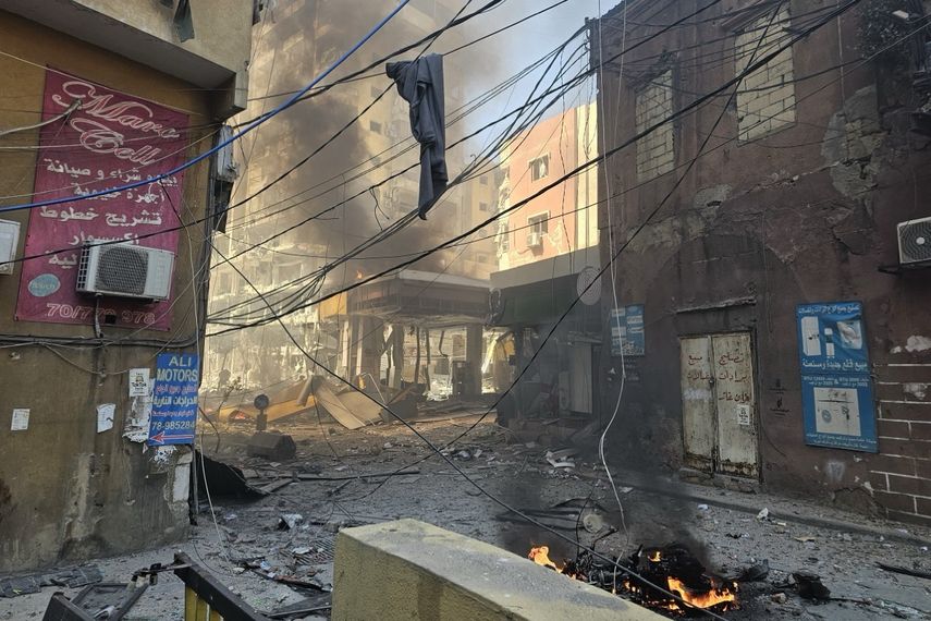 El humo se eleva desde el lugar de un ataque aéreo israelí contra el barrio de Bir al-Abed, en los suburbios del sur de Beirut, la capital libanesa, el 9 de marzo de 2026. &nbsp;