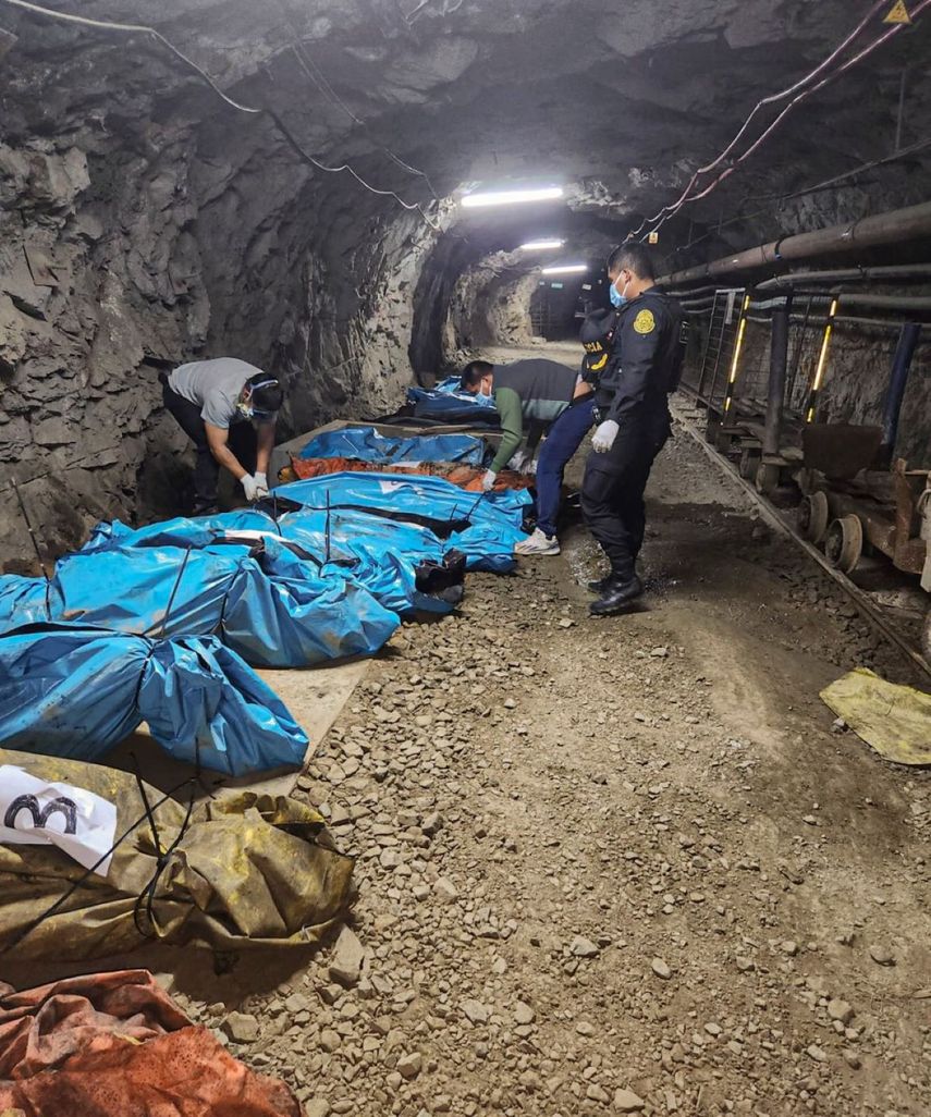 Fotografía difundida por la Policía de La Libertad el 4 de mayo de 2025 muestra a agentes junto a los cadáveres de 13 trabajadores encontrados dentro de una mina de oro en Pataz, noroeste de Perú. Trece personas fueron halladas muertas dentro de una mina en Perú tras ser secuestradas días antes en la zona norte de Pataz, informó el domingo la minera Poderosa.