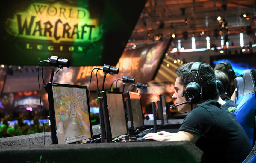 En el pabellón siete de la feria Gamescom los jugadores de eSport o de deportes electrónicos juegan con total concentración mientras que el público sigue sus movimientos en grandes pantallas. 