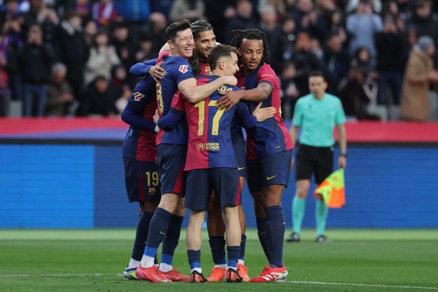 El delantero polaco #09 del Barcelona, Robert Lewandowski (i), celebra el cuarto gol del equipo durante el partido de fútbol de la liga española entre el FC Barcelona y la Real Sociedad en el Estadi Olimpic Lluis Companys de Barcelona el 2 de marzo de 2025.