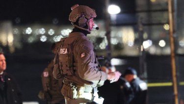 Funcionarios de las fuerzas del orden estadounidenses esperan la llegada del dictador venezolano, Nicolás Maduro, y su esposa, Cilia Flores, al helipuerto West Side el 3 de enero de 2026 en la ciudad de Nueva York.&nbsp; &nbsp;