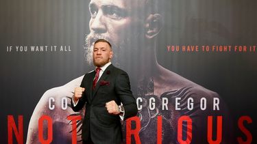 El actor irlandesa y experto en artes marciales mixtas Conor McGregor posa a su llegada para asistir al estreno mundial del documental Conor McGregor: Notorious en el Cine Savoy de Dublín, Irlanda, el 1 de noviembre de 2017.