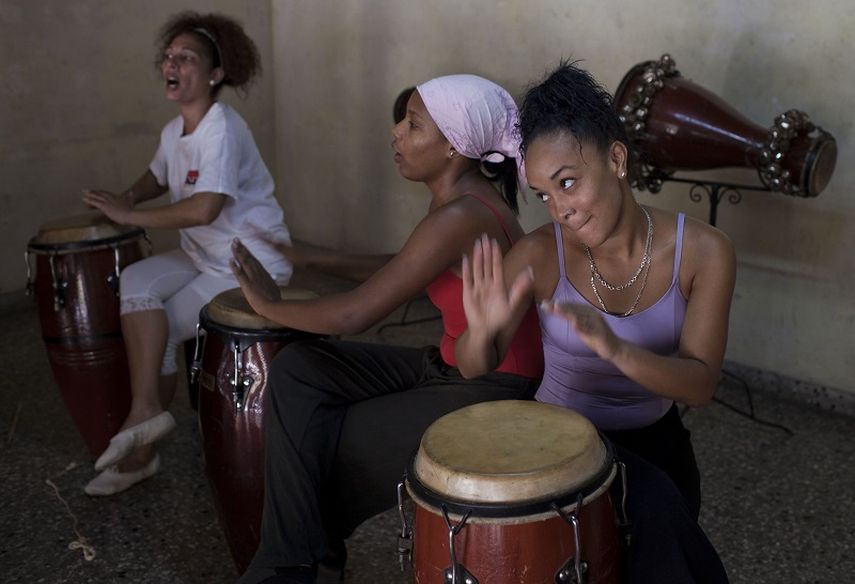 Ensayo de percusionistas de la orquesta Obní Batá en La Habana Vieja. (AP)