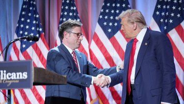 El presidente electo 47 de Estados Unidos Donald J. Trump saluda al presidente de la Cámara de Representantes, Mike Johnson.