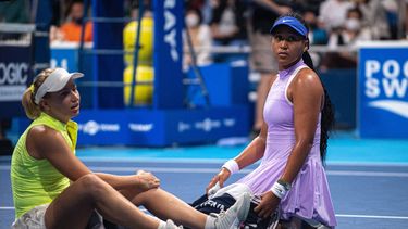 La tenista japonesa Naomi Osaka se lamenta por la lesión de la australiana Daria Saville