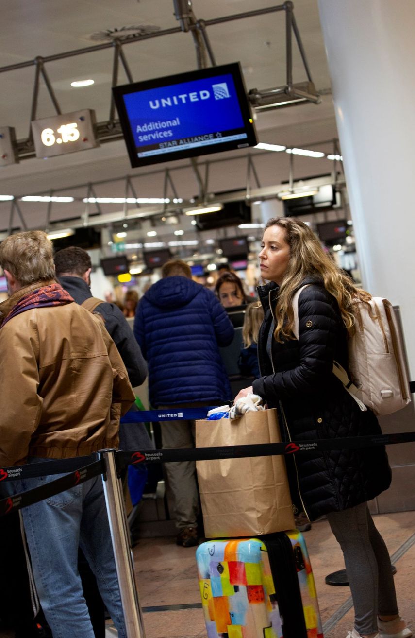 La estadounidense Christine Barto hace fila para preguntarle sobre su vuelo a un representante en un mostrador de United Airlines en el aeropuerto internacional de Bruselas, el jueves 12 de marzo de 2020.&nbsp;