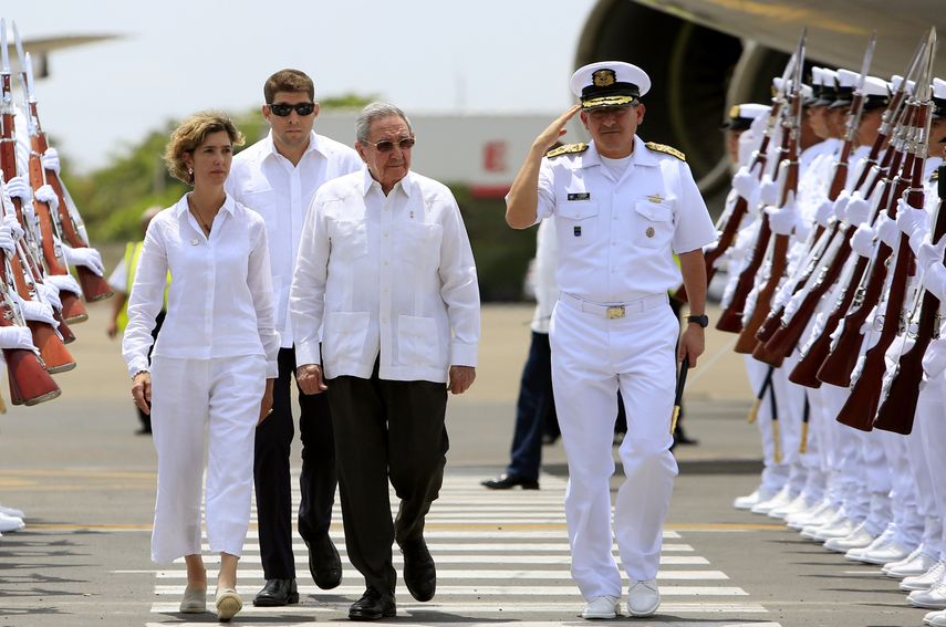 El presidente de Cuba,&nbsp;Raúl&nbsp;Castro &nbsp;es recibido por la vicecanciller colombiana, Patti Londoño&nbsp;