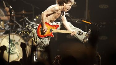 En esta foto del 22 de junio de 2004, Eddie Van Halen toca los &uacute;ltimos acordes de Jump durante el concierto de Van Halen en el Continental Airlines Arena en East Rutherford, Nueva Jersey. Eddie Van Halen muri&oacute; de c&aacute;ncer el martes 6 de octubre del 2020. Ten&iacute;a 65 a&ntilde;os.&nbsp;