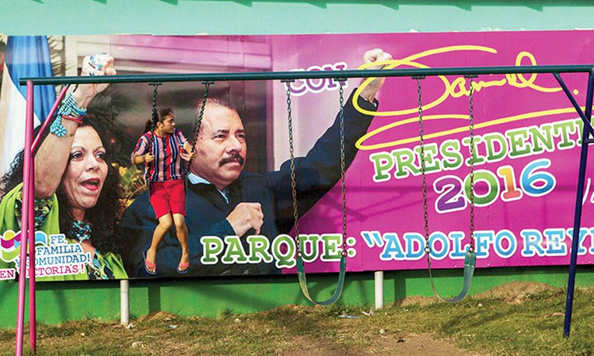 Una niña juega frente a un cartel con la imagen de Rosario Murillo junto al mandatario sandinista Daniel Ortega, en Managua. (EFE)