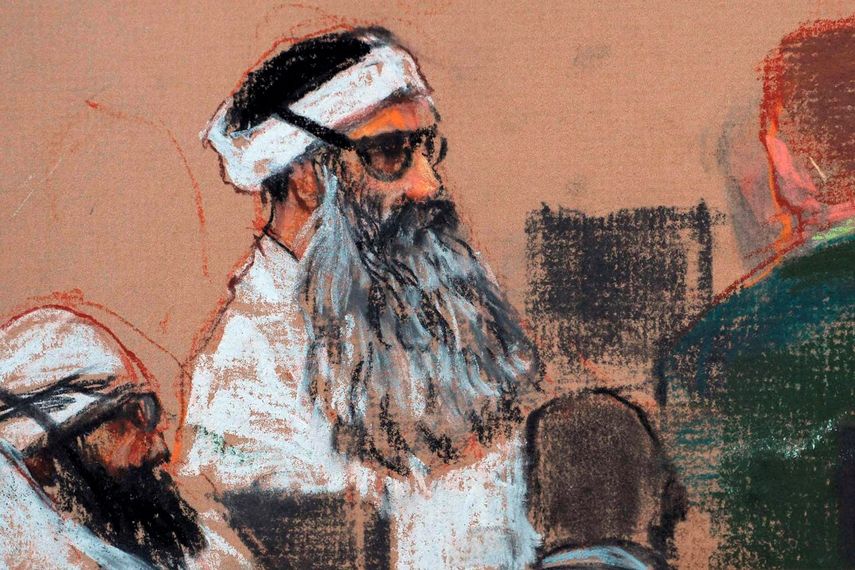 &nbsp;Este dibujo del lunes 8 de diciembre de 2008, realizado por la artista Janet Hamlin y revisado por las fuerzas armadas de Estados Unidos, muestra a Khalid Sheikh Mohammed, al centro, y a su cómplice Walid Bin Attash, izquierda, durante una sesión previa a un juicio en la Base Naval de Bahía de Guantánamo, Cuba.