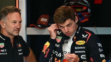 El director del equipo británico y CEO de Red Bull Racing, Christian Horner (izq.), y el piloto holandés de Red Bull, Max Verstappen, en el circuito Red Bull Ring de Spielberg, Austria, el 28 de junio de 2025, previo al Gran Premio de Austria de Fórmula 1.