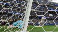 El delantero neozelandés Elijah Just, número 11 del ranking, anota el segundo gol de su equipo ante el portero iraní Alireza Beiranvand, número 1 del ranking, durante el partido de fútbol del Grupo G de la Copa Mundial de 2026 entre Irán y Nueva Zelanda