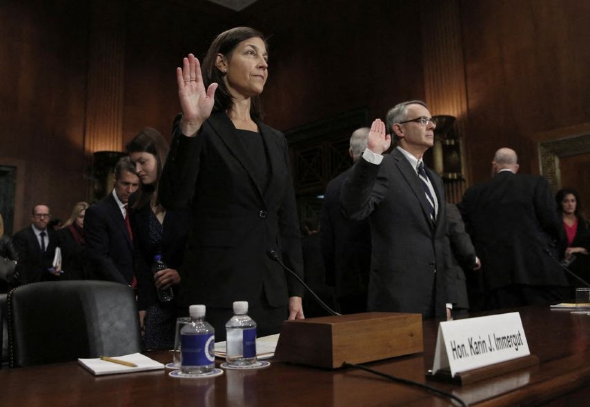 Karin J. Immergut (izq.), nominada a jueza de distrito de EEUU para el Distrito de Oregón, presta juramento durante una audiencia de nominación judicial celebrada por el Comité Judicial del Senado el 24 de octubre de 2018 en Washington, D.C.&nbsp;