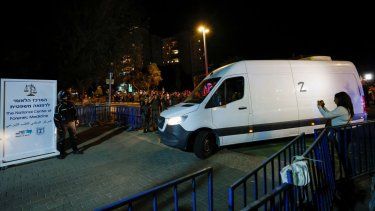 Soldados israelíes saludan mientras vehículos que transportan los cuerpos de cuatro rehenes entregados tras un acuerdo de alto el fuego e intercambio de prisioneros entre Israel y facciones palestinas en Gaza, llegan al Centro Nacional de Medicina Forense en Tel Aviv el 13 de octubre de 2025.
