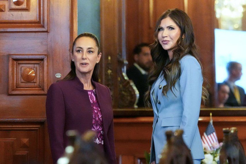 La secretaria de Seguridad Nacional de EEUU, Kristi Noem, y la presidenta de México, Claudia Sheinbaum.