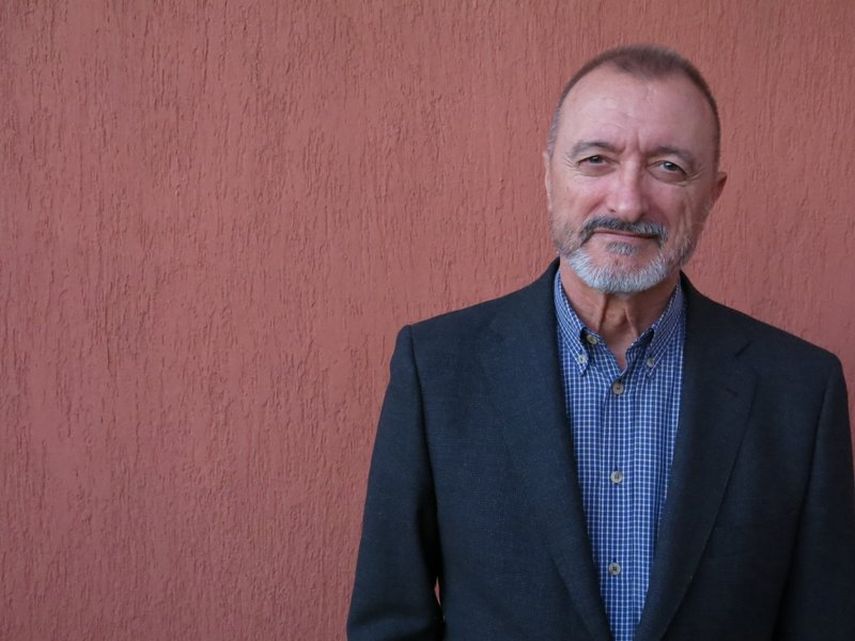 En esta fotografía de archivo del 26 de noviembre de 2016 l autor español Arturo Pérez-Reverte posa durante la Feria Internacional del Libro de Guadalajara, en Guadalajara México.&nbsp;