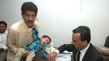 Foto tomada el 3 de abril pasado donde un juez pakistaní toma las huellas del niño de nueve meses que fue acusado de intento de homicidio. (AP)