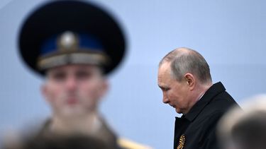 Cabizbajo el presidente ruso Vladimir Putin llega para ver el desfile militar del Día de la Victoria en la Plaza Roja en el centro de Moscú el 9 de mayo de 2022. Rusia celebra el 77 aniversario de la victoria sobre la Alemania nazi durante la Segunda Guerra Mundial.
